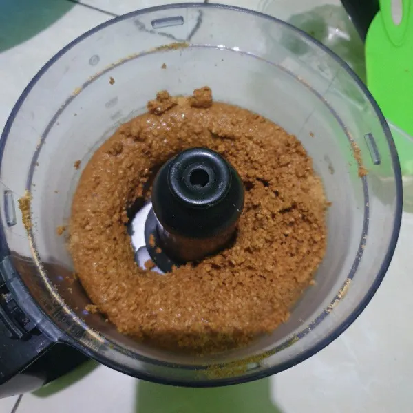 Panggang kacang tanah kupas selama 10 menit (Sampai kecoklatan) Keluarkan dan diamkan sampai suhu ruang, lalu chopper sampai setengah halus, sisihkan.