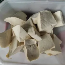 Potong-potong tahu sesuai selera, lalu goreng hingga kuning keemasan