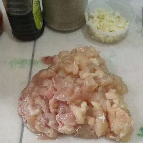 Siapkan ayam cincang, bawang putih cincang.