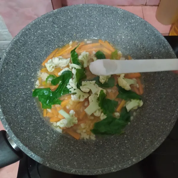 Masukkan kembang kol, bumbui kaldu jamur, lada, gula dan garam.