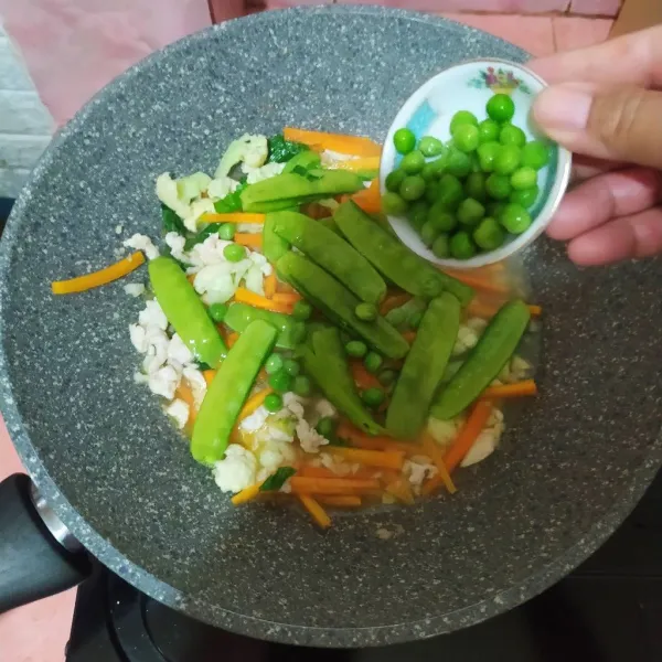 Masukkan ercis dan kapri.