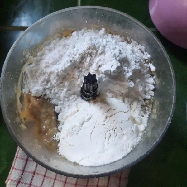 Tambahkan tepung terigu dan tepung tapioka.