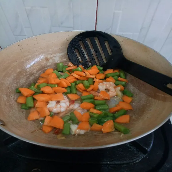 Tambahkan wortel dan buncis masak sebentar