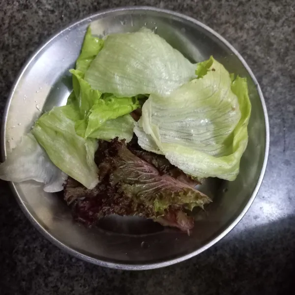 Cuci dan keringkan daun selada merah dan lettuce.