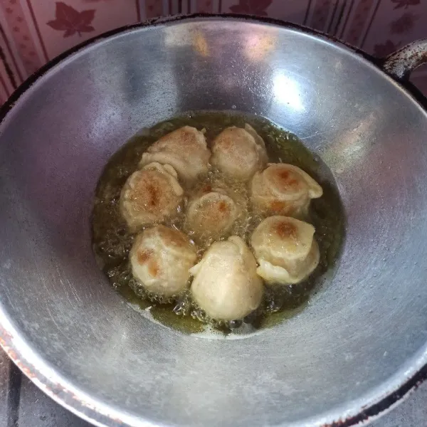 Panaskan minyak goreng secukupnya, kemudian celupkan ke dalam adonan pelapis kemudian goreng hingga matang.