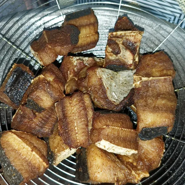 Goreng ikan pari sampai matang, angkat dan tiriskan.