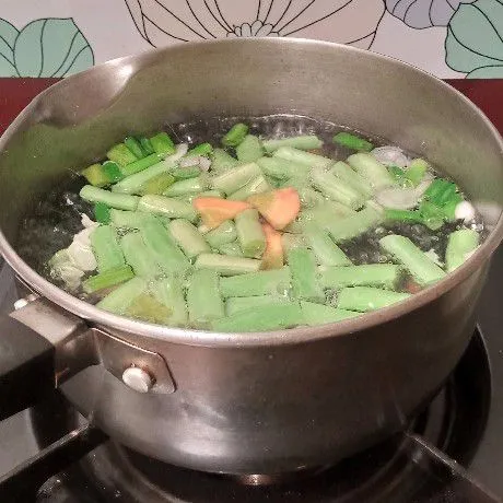 Masukkan buncis dan wortel, masak sampai empuk.