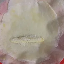 Letakkan pisang di pinggir dan di beri gula, gulung dan rekatkan dengan larutan tepung