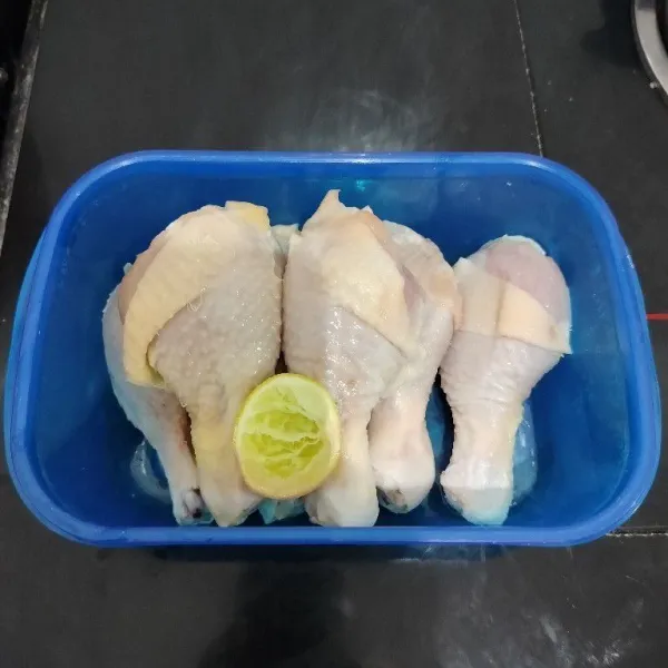 Cuci paha ayam, lalu beri air perasan jeruk nipis. Kemudian cuci dan bilas hingga bersih.