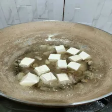 Lalu masukan tahu masak selama 5 menit.