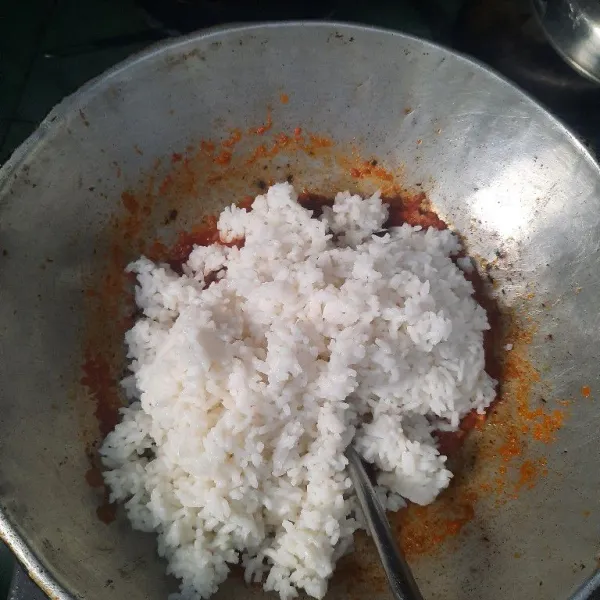 Masukan nasi, aduk-aduk sampai nasi tercampur rata dengan bumbu.