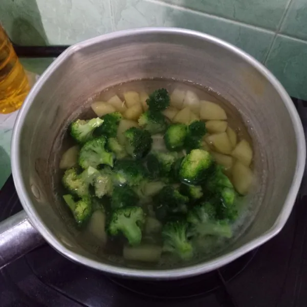 Rebus kentang dan brokoli hingga agak empuk.