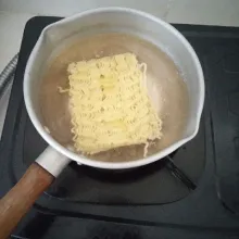 Rebus mie dengan air yang diberi sedikit minyak, masak hingga matang dan tiriskan.