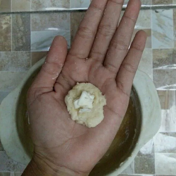Beri isian keju.