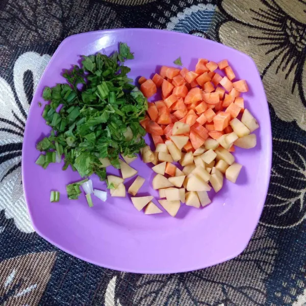 Siapkan wortel, kentang, seledri dan daun bawang.
