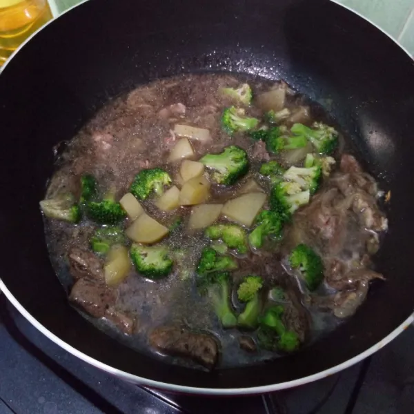 Bumbui garam, gula, saus tiram, lada hitam dan masukkan kentang serta brokoli.