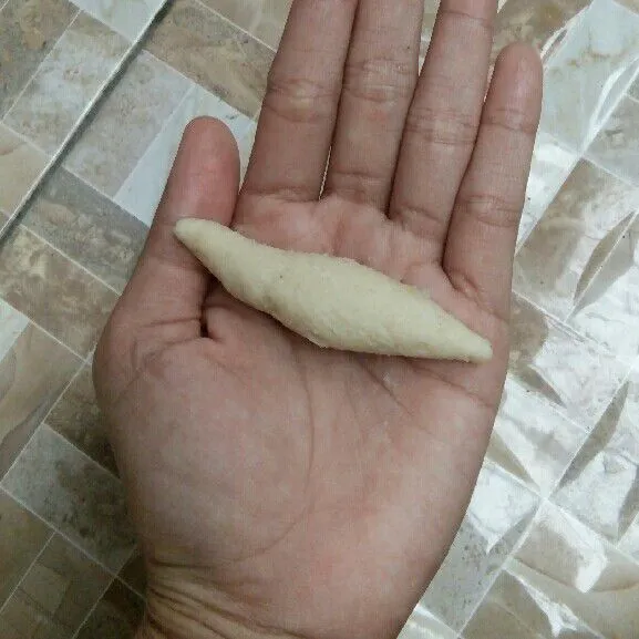 Bentuk sesuai selera. Lakukan hingga adonan habis.