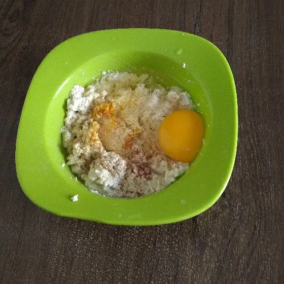 Tambahkan telur ayam lalu aduk merata.
