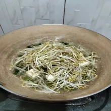Tambahkan tauhe aduk rata.