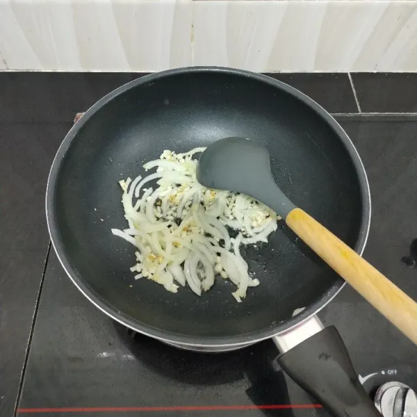 Panaskan minyak sayur. Tumis bawang bombay dan bawang putih hingga layu.
