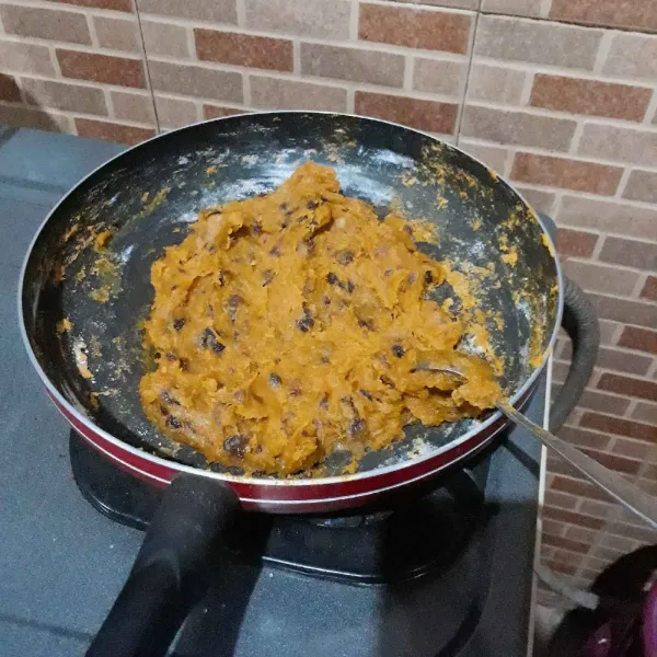 Tambahkan kismis, aduk rata. Masukkan tepung terigu, masak sambil diaduk-aduk hingga rata, dinginkan.