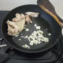 Tuang minyak goreng pada teflon, tumis bawang, masukkan kulit ayam, dan masak hingga berubah warna. Sisihkan.