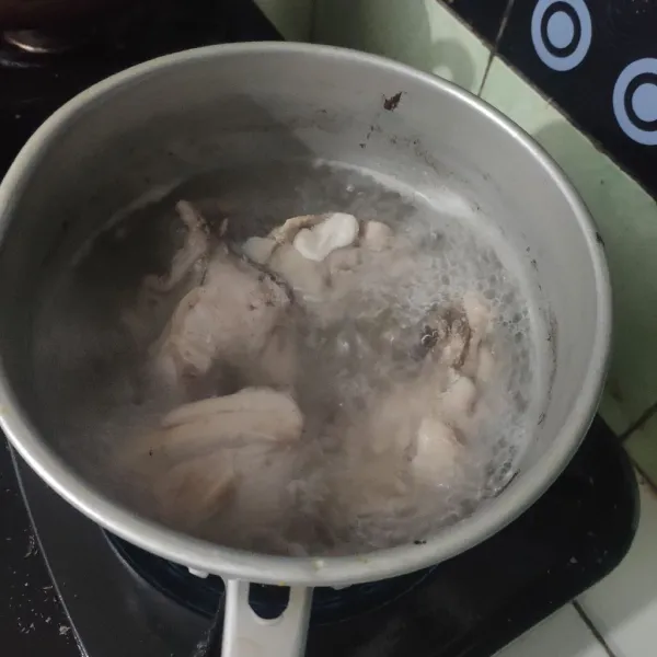 Rebus ayam hingga matang, angkat dan tiriskan.