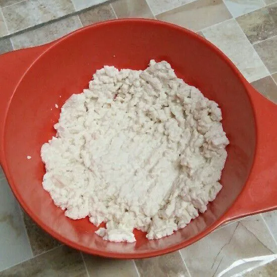 Haluskan tahu.