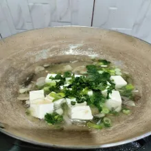 Masukan daun bawang dan seledri aduk rata lalu beri kaldu bubuk dan lada bubuk koreksi rasa.