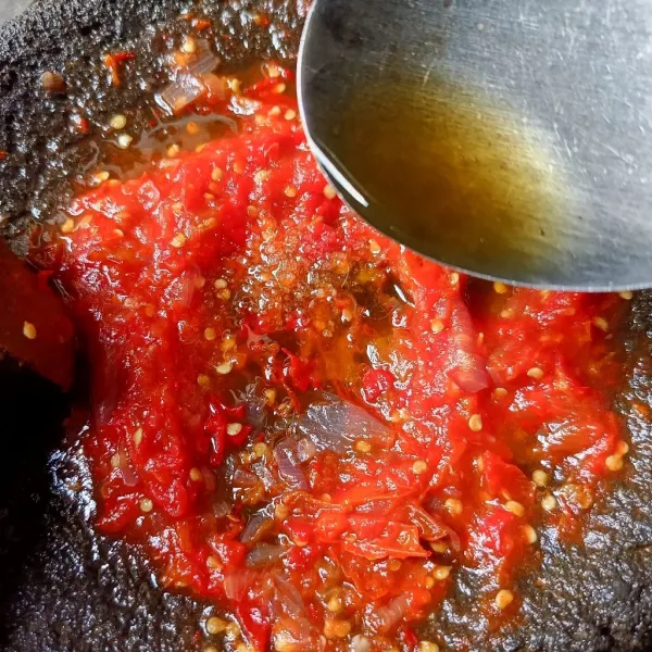 Siram dengan minyak goreng panas, koreksi rasanya dan siap disajikan dengan taburan bawang goreng.
