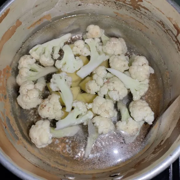 Langkah yang pertama cuci bersih kentang dan brokolinya lalu rebus hingga matang.