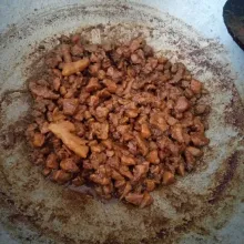 Masukkan ayam, masak hingga berubah warna, tambahkan kecap, minyak wijen, merica, garam, dan sedikit air. Masak hingga matang lalu sisihkan.