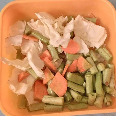 Siapkan bahan sayuran. Potong-potong kemudian bilas sampai bersih.