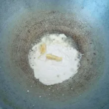 Blender bawang putih hingga halus, tumis hingga harum. Kemudian masukkan jahe, tumis sebentar.