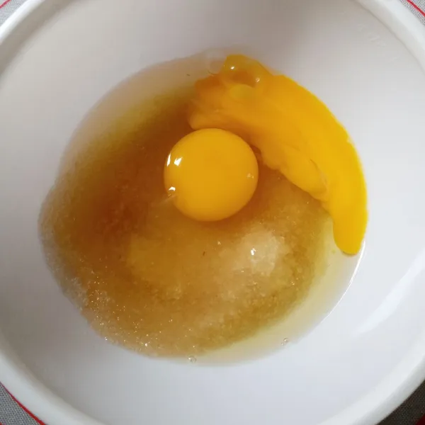 Dalam mangkok kocok telur, gula dan vanilla essence sampai gula larut.