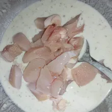 Campur semua bahan basah menjadi satu lalu masukkan ayam kedalam bahan basah lumuri.