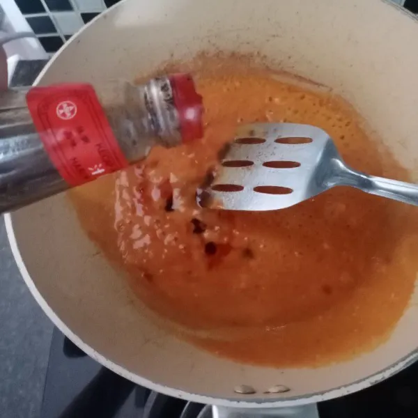 Masak saus tomat yg sudah di blender. Tambahkan kecap inggris.