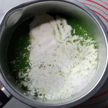 Tuang larutan ke panci sambil disaring. Masukkan agar-agar bubuk dan garam. TIPS : supaya tidak berbau amis telur gunakan campuran jus pandan asli dan vanilla essence. Pastikan disaring, karena telur yang masih menggumpal biasanya mengakibatkan kue atau puding menjadi sedikit amis.