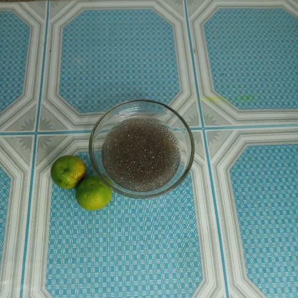 Rendam chia seed dengan air panas selama 3 menit.