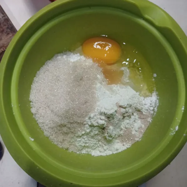 Masukkan telur, tepung, gula pasir dan ragi instan ke dalam wadah.