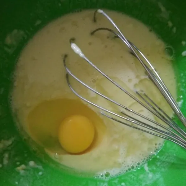 Dalam bowl campur tepung terigu, garam, air, telur dan minyak, aduk hingga tercampur rata.