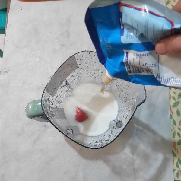 Tambahkan krimer kental manis.