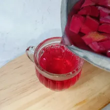 Kemudian tuang ke dalam gelas.