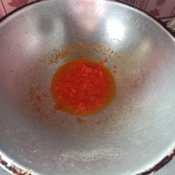 Goreng tomat hingga menjadi pasta.