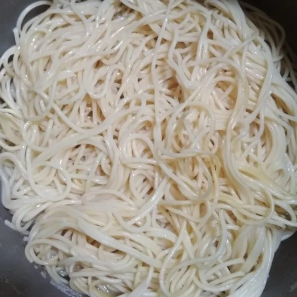 Rebus spaghetti kemudian tiriskan airnya.