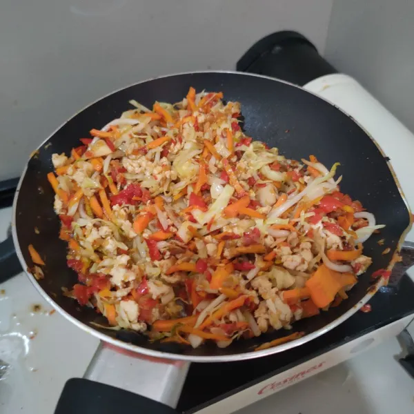 Masukkan sayuran dan daging ayam, bumbui dengan garam, kaldu jamur dan gula pasir, masak hingga matang, kemudian terakhir masukkan saus tomat.