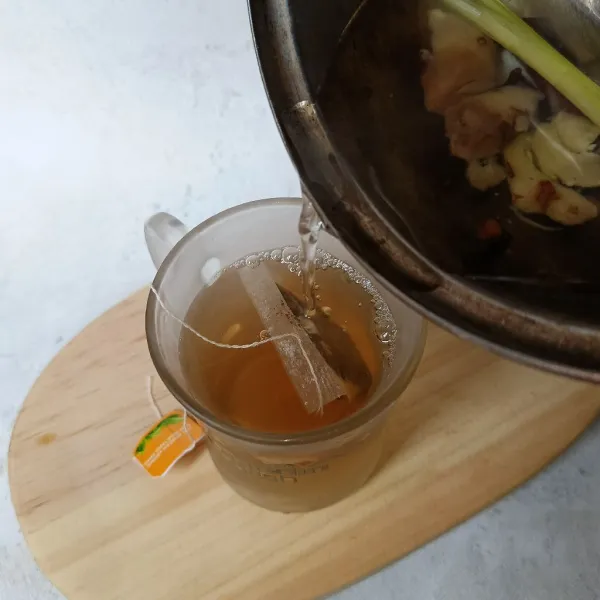 Tuang air wedang dan aduk-aduk sampai gula larut dan teh berubah warna, sajikan!