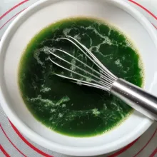 Tuang jus pandan, pasta pandan dan air, aduk rata.