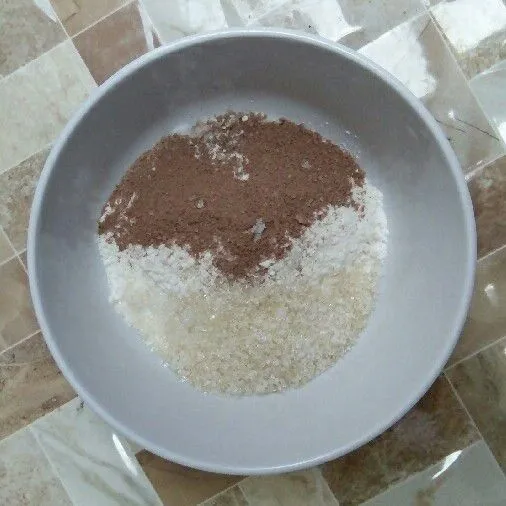 Campur tepung terigu, bubuk minuman cokelat, gula pasir dan garam himalaya.