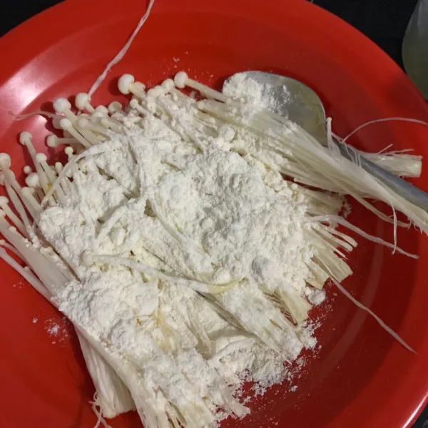 Basahi jamur dan beri tepung terigu